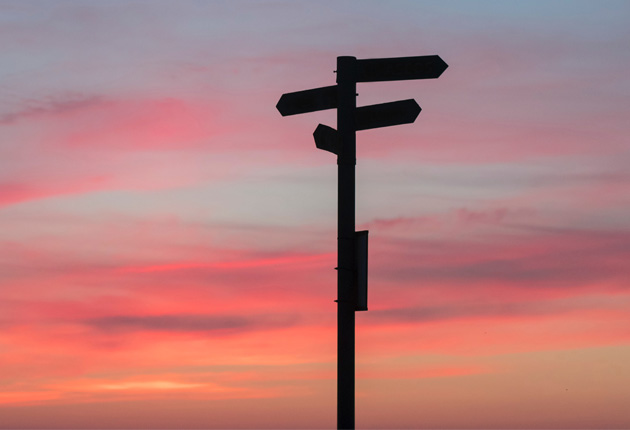 Yön tabelası, günbatımı